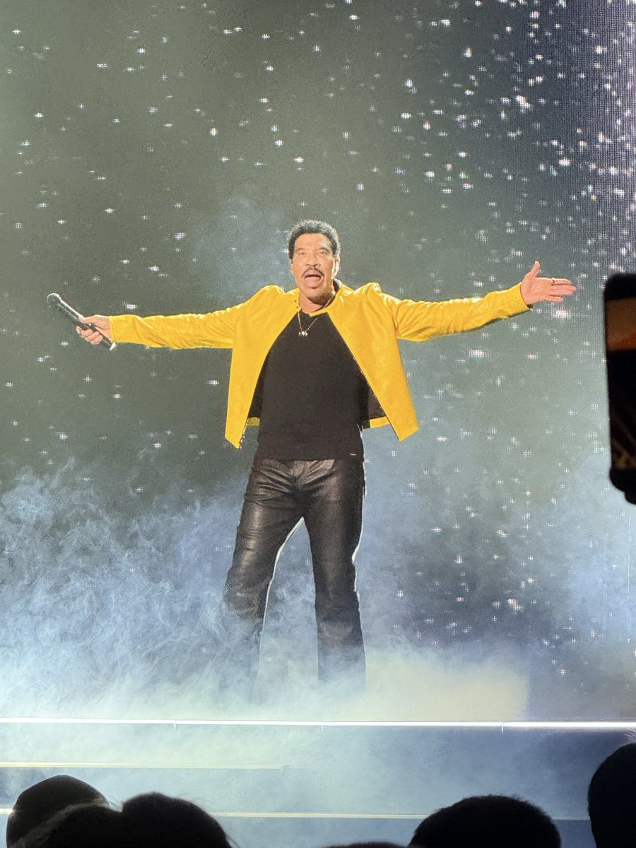 k8_hernandez's tweet photo. @LionelRichie still got it! ❤️ from MN! https://t.co/RLICzTBVO7