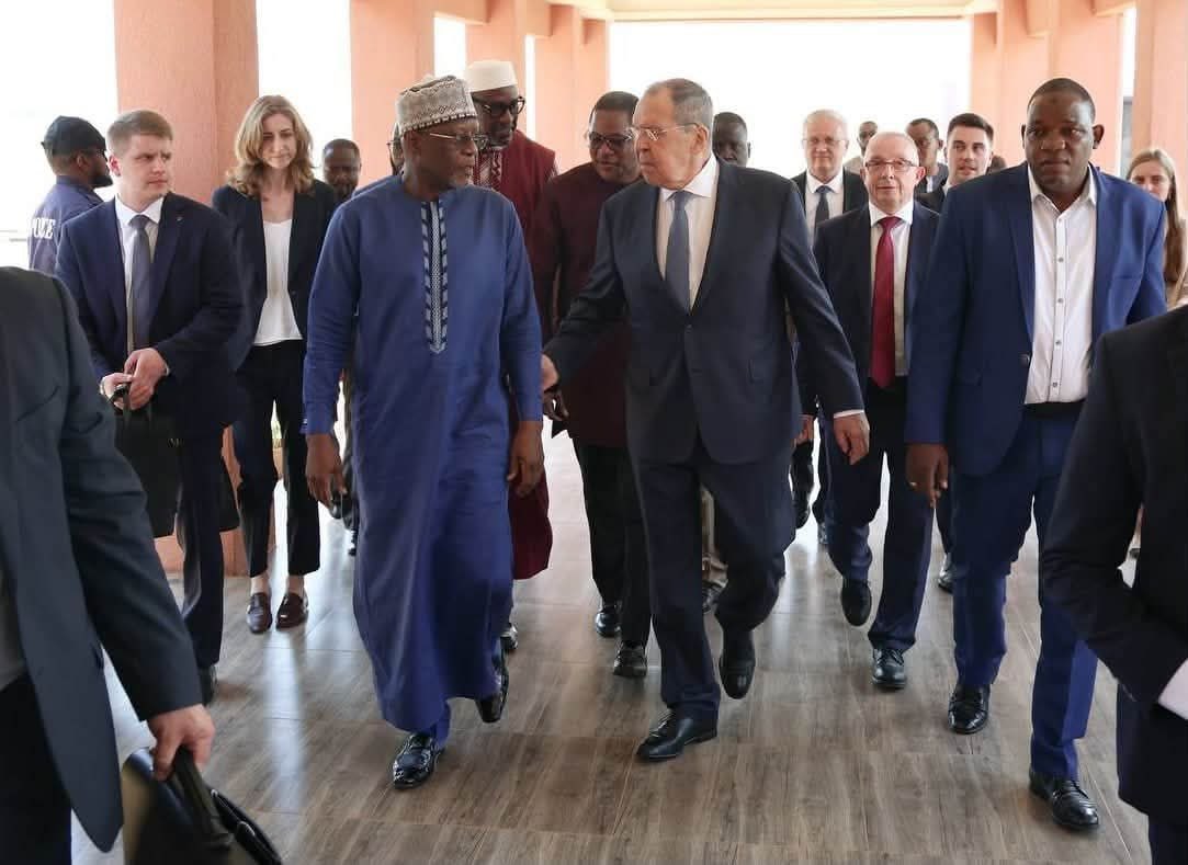 CheickIbtidiani's tweet photo. 📍#AES | Niamey accueille la deuxième session des consultations AES–Russie⏳

Les ministres des Affaires étrangères du Mali, du Burkina Faso et du Niger se sont réunis ce 7 juillet 2026 à Niamey pour préparer la deuxième session des consultations entre la Confédération des États du Sahel (AES) et la Fédération de Russie.

Cette rencontre de haut niveau, prévue le 8 juillet, réunira les chefs de la diplomatie de l’AES et leur homologue russe, Sergueï Lavrov, avec pour objectif de renforcer le partenariat stratégique, le dialogue politique et la coopération entre les deux parties.

Cette session s’inscrit dans la continuité des consultations inaugurales tenues à Moscou en avril 2025, témoignant de la volonté commune de consolider les relations fondées sur le respect mutuel, la solidarité et les intérêts partagés.

#AESFort et #AESUnis 
#Nous_sommes_AES 🇧🇫🇲🇱🇳🇪
#Les_FAMas_notre_Fierté ✊🏿
#AESUnisContreLaPropagande 
#vaincre_le_terrorisme_ensemble 🇲🇱🇳🇪🇧🇫✌🏿
#GatsaGatsa🇸🇳
#Ou_sont_les_têtes_pensantes 
Suivez la chaîne Actualité Sécuritaire dans le Sahel 🇧🇫🇲🇱🇳🇪 sur WhatsApp et Telegram  : 
https://t.co/eMLCeUwzBQ
https://t.co/JdA5uGR4ak