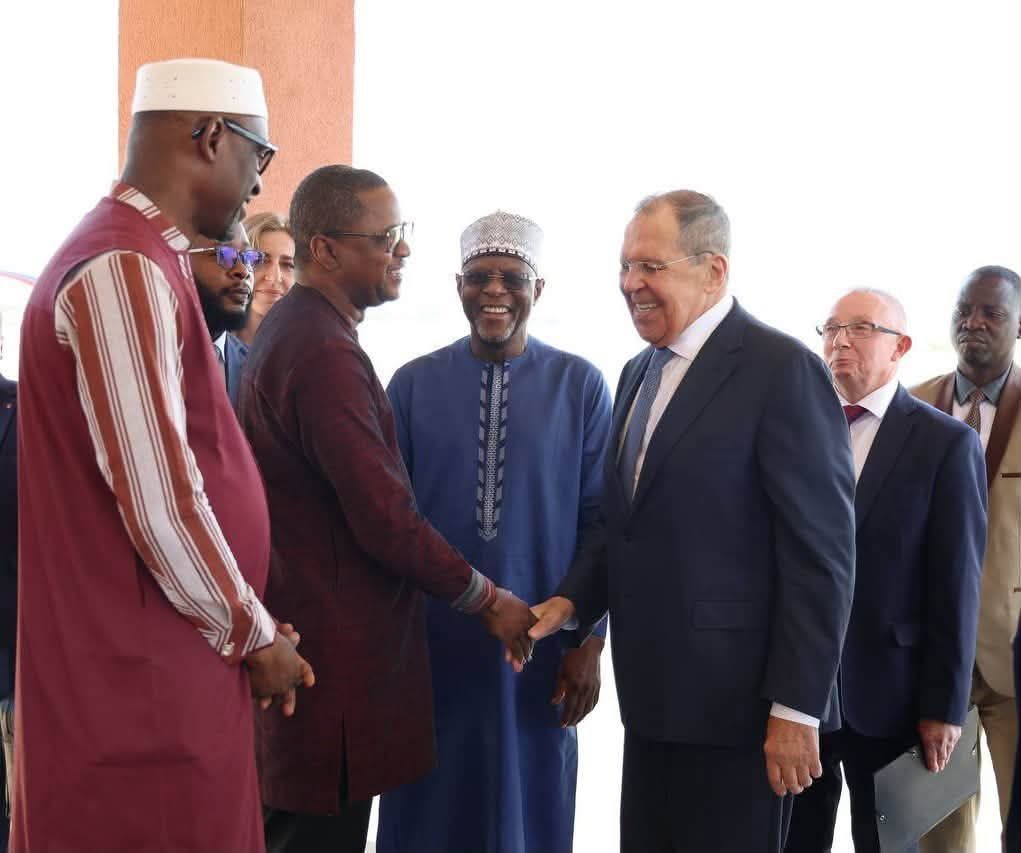 CheickIbtidiani's tweet photo. 📍#AES | Niamey accueille la deuxième session des consultations AES–Russie⏳

Les ministres des Affaires étrangères du Mali, du Burkina Faso et du Niger se sont réunis ce 7 juillet 2026 à Niamey pour préparer la deuxième session des consultations entre la Confédération des États du Sahel (AES) et la Fédération de Russie.

Cette rencontre de haut niveau, prévue le 8 juillet, réunira les chefs de la diplomatie de l’AES et leur homologue russe, Sergueï Lavrov, avec pour objectif de renforcer le partenariat stratégique, le dialogue politique et la coopération entre les deux parties.

Cette session s’inscrit dans la continuité des consultations inaugurales tenues à Moscou en avril 2025, témoignant de la volonté commune de consolider les relations fondées sur le respect mutuel, la solidarité et les intérêts partagés.

#AESFort et #AESUnis 
#Nous_sommes_AES 🇧🇫🇲🇱🇳🇪
#Les_FAMas_notre_Fierté ✊🏿
#AESUnisContreLaPropagande 
#vaincre_le_terrorisme_ensemble 🇲🇱🇳🇪🇧🇫✌🏿
#GatsaGatsa🇸🇳
#Ou_sont_les_têtes_pensantes 
Suivez la chaîne Actualité Sécuritaire dans le Sahel 🇧🇫🇲🇱🇳🇪 sur WhatsApp et Telegram  : 
https://t.co/eMLCeUwzBQ
https://t.co/JdA5uGR4ak