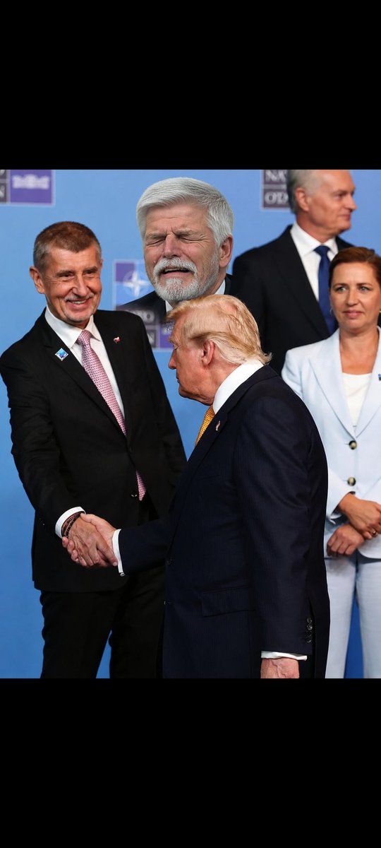 Misa2791's tweet photo. @P_Fiala Jedinému podal ruku, poslanče Péťo 🤣.https://t.co/EzrDTMr4KN https://t.co/tXOOuvt46F