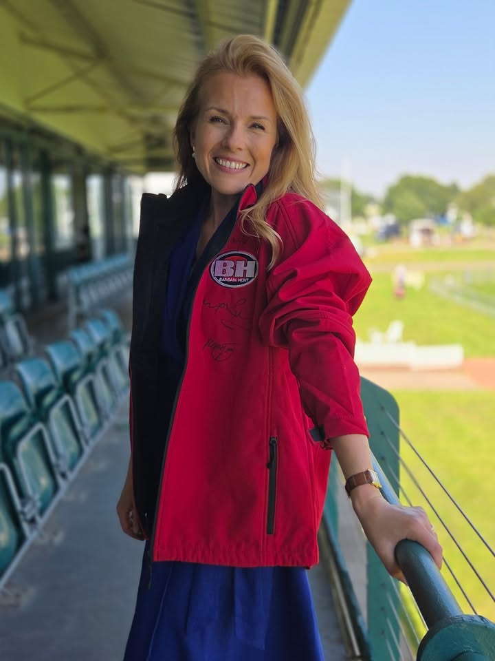 BBCBargainHunt's tweet photo. 🔨 Bid on exclusive BH goodies and experiences in our @BBCCiN auction this Saturday:
🔴🔵 Signed red and blue BH jackets (large)
⭐ A life-size Anita Manning cardboard cutout with a signed message
🎁 A BH goodie bag
👉 Register to browse and bid now: https://t.co/B1fcy4HgxA ✨ https://t.co/9QthXYsxD8