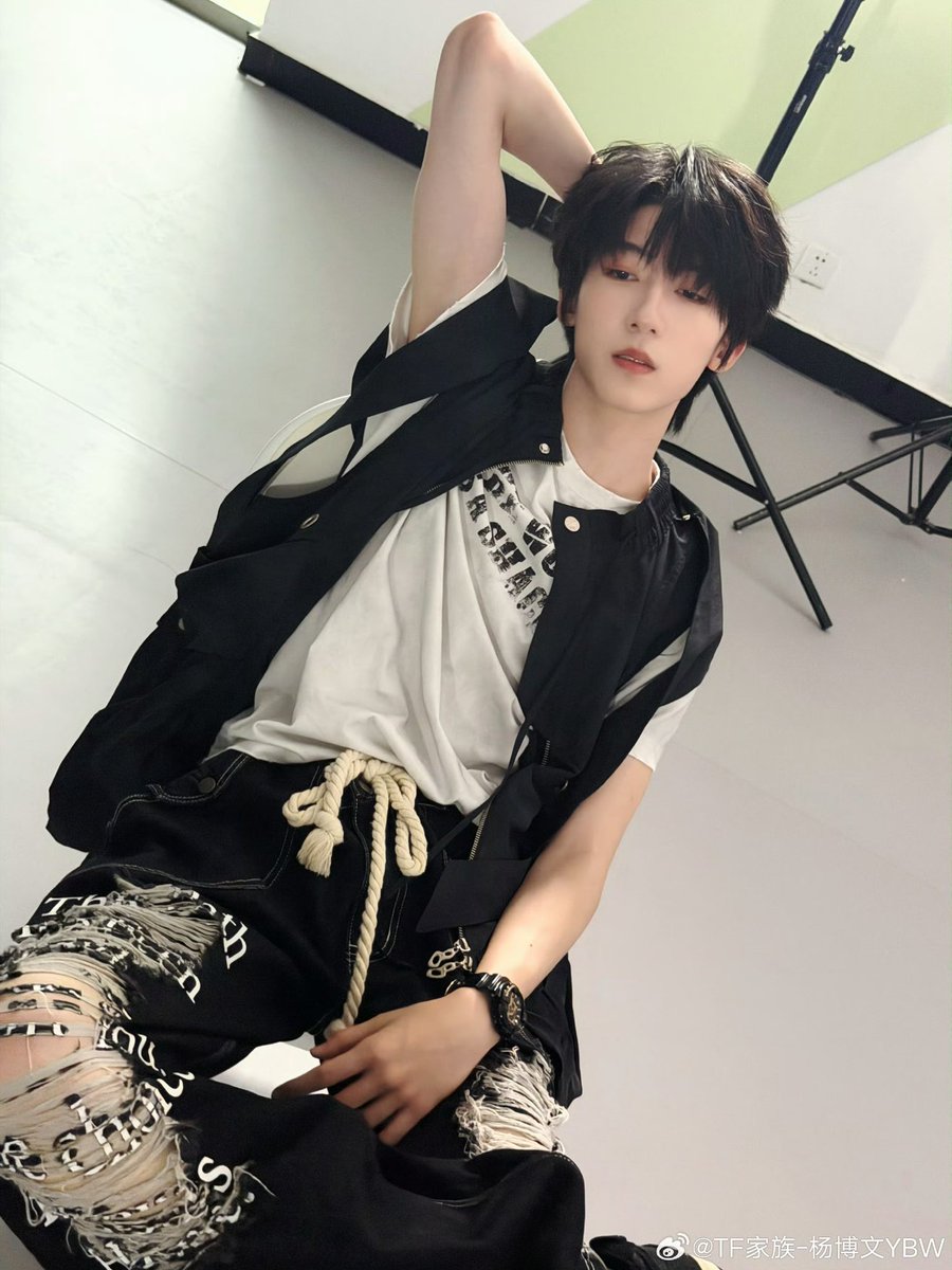 tonightlikefish's tweet photo. 杨博文把手放在绳子末端 轻轻一拉解开蝴蝶结 几把弹出来塞我嘴里 被他按着头口的时候还用这根绳子勒住了我的脖子🥵 https://t.co/yVcN2erJ7g