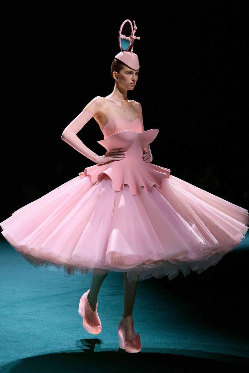 itgirlbackup's tweet photo. Robert Wun couture aw26 https://t.co/yuzg8pPcpw