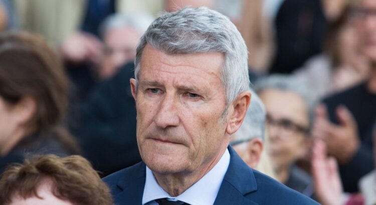 FocusMedia_Fr's tweet photo. 🇫🇷👮‍♀️ INFO — Philippe de Villiers a été interpellé le 11 avril en région parisienne à bord d’un véhicule équipé d’un gyrophare et d’une sirène deux-tons, circulant dans un couloir de bus avec chauffeur.

Le président du Puy du Fou, pas (encore) candidat déclaré à la présidentielle, n’est pas habilité à bénéficier de ces prérogatives réservées aux plus hautes autorités de l’État, selon Le Canard enchaîné. 

Le véhicule appartenait à la société du parc vendéen, dirigée par l’un de ses fils.​​​​​​​​​​​​​​​​​​​​​​​​​​​​​​​​​​​​​​​​​​​​​​​​​​

🗞️ https://t.co/RshGgcCcnd