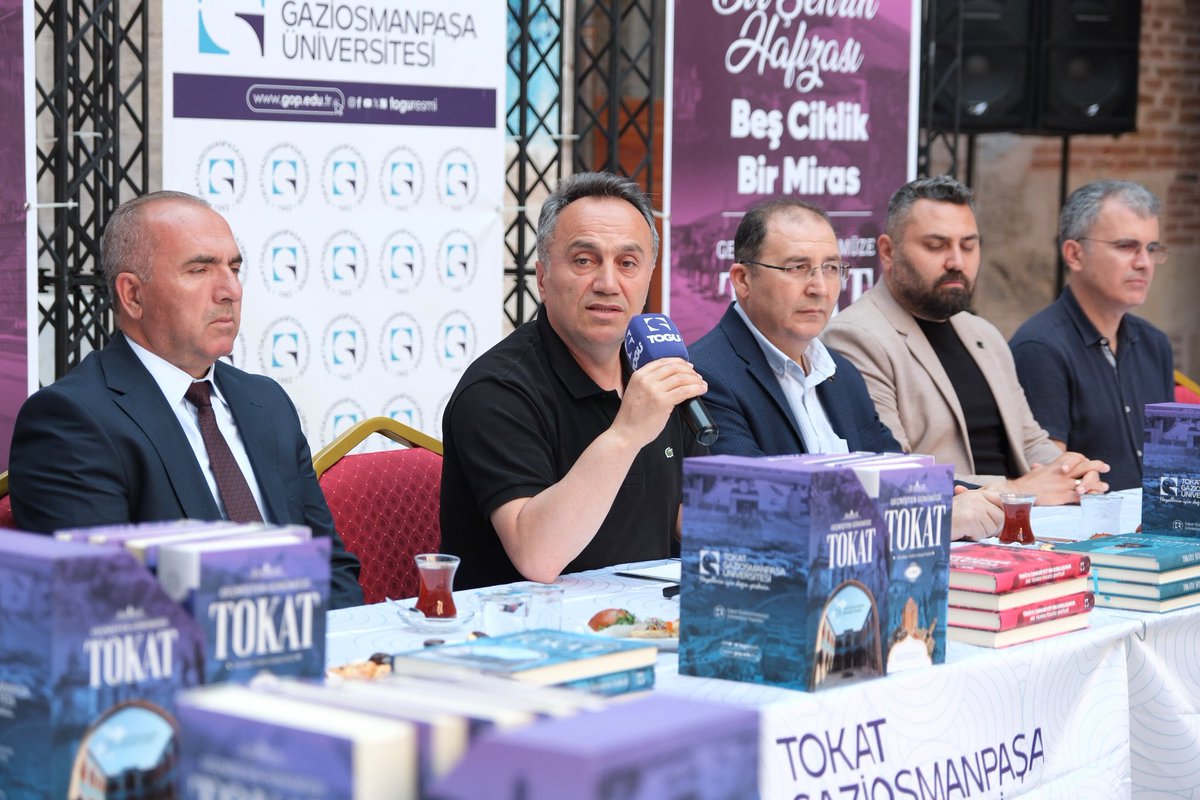 toguresmi's tweet photo. 📌📚 Üniversitemizin büyük bir titizlikle hazırladığı "Geçmişten Günümüze TOKAT" adlı 5 ciltlik külliyatın basın tanıtım toplantısını gerçekleştirdik. 

​Rektörümüz Prof. Dr. Fatih Yılmaz’ın katılımıyla düzenlenen etkinlikte, bu değerli eserin Tokat'ın zengin tarihi ve kültürel mirasını gelecek nesillere aktarmadaki önemini vurguladık.

​Kitabın hazırlanmasında emeği geçen değerli editörlerimize, etkinliğimize yoğun ilgi gösteren Tokat basınına ve bizleri yalnız bırakmayan kıymetli hemşehrilerimize teşekkür ederiz. 

#gaziosmanpaşaüniversitesi