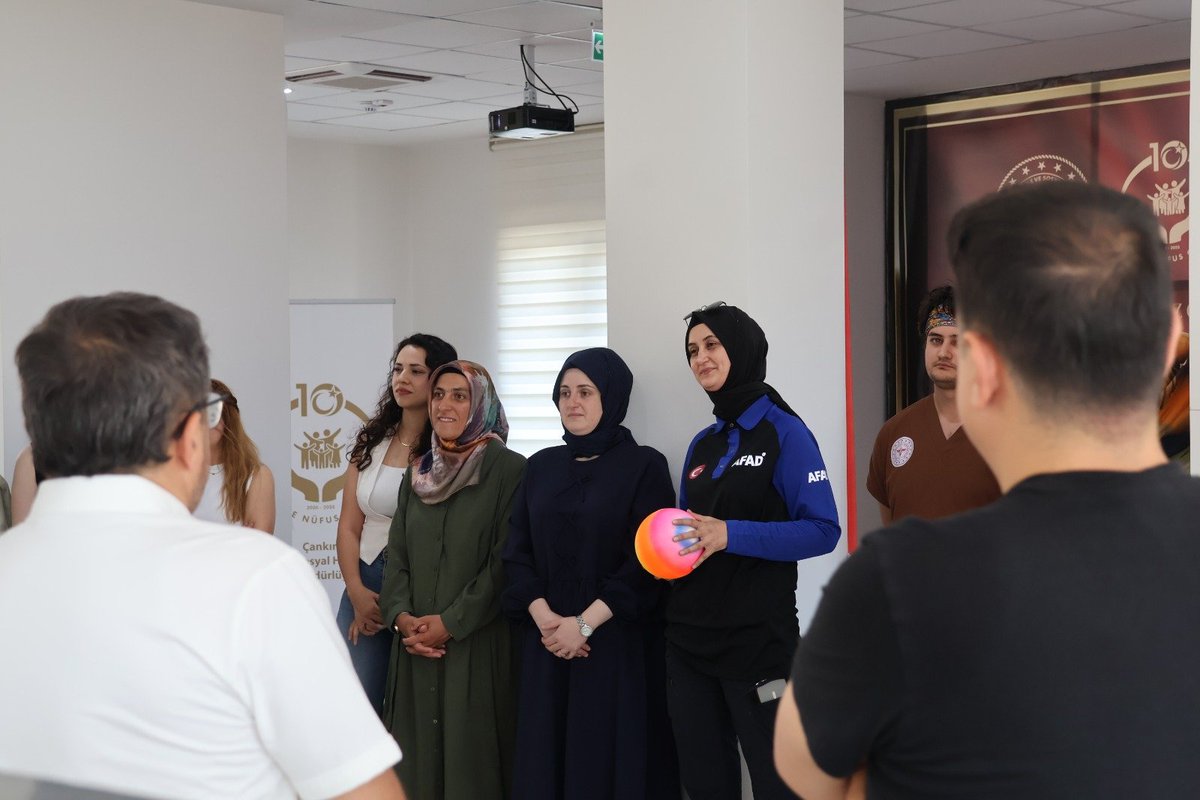 cankiriash's tweet photo. Afet ve Acil Durumlar sonrasında sunulan Psikososyal Destek (PSD) hizmetlerinin kalitesinin artırılması amacıyla,destek çözüm ortaklarımıza yönelik üç günlük Başlangıç Düzeyi Eğitimi gerçekleştirilmiştir.

Eğitimde katılımcılarla çeşitli uygulamalar ve grup çalışmaları yürütülerek afet ve acil durumlar sonrasında sunulan psikososyal destek hizmetlerine ilişkin farkındalıklarının artırılması hedeflenmiştir.