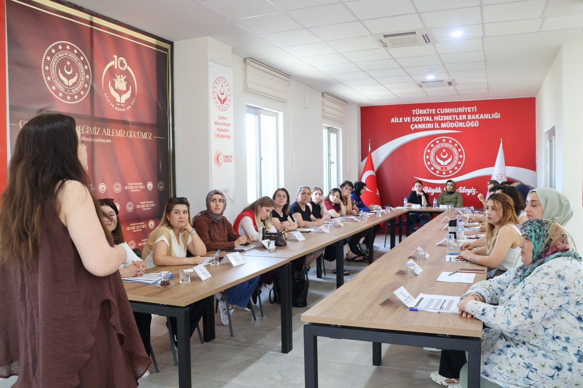 cankiriash's tweet photo. Afet ve Acil Durumlar sonrasında sunulan Psikososyal Destek (PSD) hizmetlerinin kalitesinin artırılması amacıyla,destek çözüm ortaklarımıza yönelik üç günlük Başlangıç Düzeyi Eğitimi gerçekleştirilmiştir.

Eğitimde katılımcılarla çeşitli uygulamalar ve grup çalışmaları yürütülerek afet ve acil durumlar sonrasında sunulan psikososyal destek hizmetlerine ilişkin farkındalıklarının artırılması hedeflenmiştir.