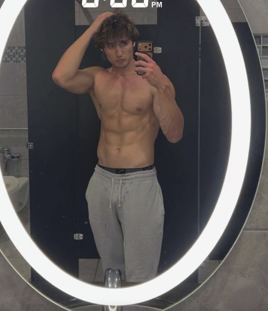 rageofthesystem's tweet photo. Love mirror pics https://t.co/7gCt3Y24aJ