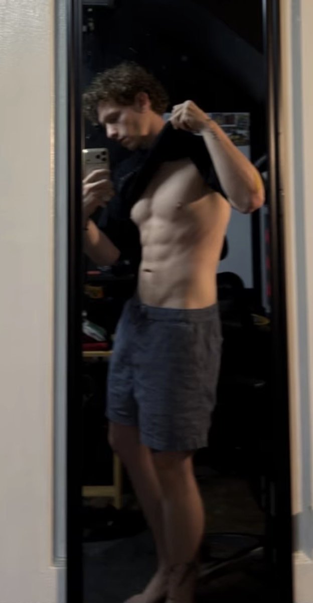 rageofthesystem's tweet photo. Love mirror pics https://t.co/7gCt3Y24aJ