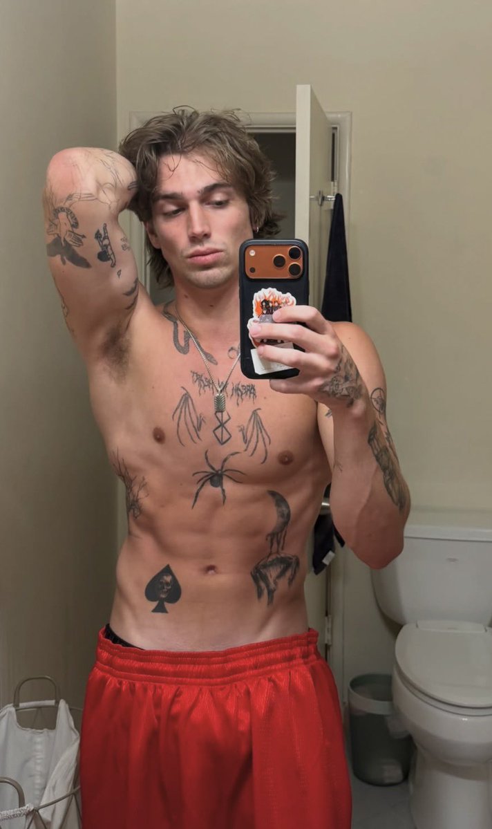 rageofthesystem's tweet photo. Love mirror pics https://t.co/7gCt3Y24aJ