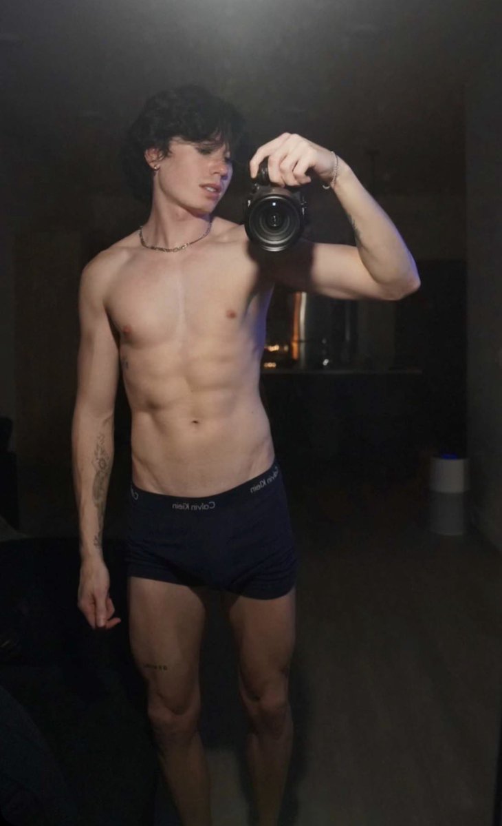 rageofthesystem's tweet photo. Love mirror pics https://t.co/7gCt3Y24aJ