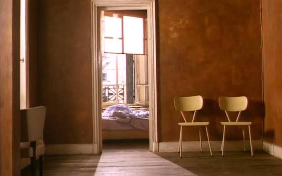 comalalaland's tweet photo. La dimensión arquitectónica de la intimidad en el cine de Chantal Akerman es económica y sublime, medida y expresiva. En Nuit et jour (1991) los amantes Julie y Jack, que se mudan a un departamento en París, hacen el amor todo el tiempo, leen, discuten; siempre de día, porque él trabaja como taxista de noche.

Las imágenes narran su compenetración total, sobre todo en la cama –a Akerman le gustaba mucho filmar escenas en la cama desde su filme seminal La chambre (1972)–, que evoluciona hasta la inevitable separación. 

Previo a la ruptura, Julie y Jack rompen un muro para ampliar el departamento, pero ya es demasiado tarde. Hay un tercero (Joseph), compañero de Jack, que acompaña a Julie durante sus paseos nocturnos por la ciudad. Los hombres la reclaman como suya, pero Julie pronto toma una decisión, es un gesto simple, casi mínimo y al mismo tiempo definitivo: la libertad. La libertad de un cuarto, la libertad de la calle.
