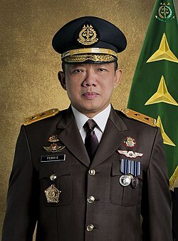 indepenSumatera's tweet photo. PERANG DINGIN POLRI VS KEJAGUNG

Baca sampai habis supaya paham wak.

Melihat kasus rumah Jampidsus Febrie Ardiansyah yang digeledah Polri, lalu tiba-tiba dijaga ketat TNI, ini bukan drama biasa wak. Semakin dalam dicari, semakin jelas, ada perang dingin antar institusi di baliknya.

Tapi satu hal yang nggak bisa dipungkiri wak, Febrie ini jaksa pemberani, serius wak. Kalo melihat rekam jejaknya ngeri. Dia berani bongkar kasus-kasus raksasa yang bikin orang biasa mundur, bahkan polri dan kpk pun tak berani sentuh. Berikut deretan kasus besar yang pernah ditanganinya wak.

1. JIWASRAYA 

Investasi fiktif yang menggerogoti Asuransi Jiwasraya. Kerugian negara Rp16,8 triliun. Beberapa terdakwa sudah divonis penjara puluhan tahun plus bayar uang pengganti. Kasus intinya masih bergulir

2. ASABRI 

Korupsi dana pensiun prajurit. Kerugian Rp22,8 triliun. Terdakwa kunci sudah dihukum berat + restitusi.

3. BTS 4G KOMINFO 

Mega korupsi proyek menara. Kerugian Rp8,03 triliun. Mantan Menkominfo Johnny G Plate divonis 10+ tahun penjara. Beberapa tersangka lain ikut vonis. Menpora Dito Ariotedjo sempat diperiksa sebagai saksi.

4. TATA NIAGA TIMAH PT TIMAH 

Dugaan korupsi izin tambang & perdagangan timah. Kerugian gila: Rp300 triliun. Masih penyidikan & sidang. Beberapa tersangka sudah meringkuk, vonis belum final semua.

5. KORUPSI MINYAK PERTAMINA 

Dugaan mafia minyak. Kerugian Rp193–285 triliun. Masih digeber habis-habisan.

6. SUAP RONALD TANNUR ZAROF RICAR 

Suap vonis bebas hakim. Sudah vonis penjara + denda. Febrie ikut OTT-nya.

7. KASUS LAIN 
Garuda Indonesia, Sritex, Chromebook Kemendikbud, impor gula/baja, batu bara Kaltim, dan puluhan perkara besar lainnya. Total kerugian negara ratusan triliun rupiah. Sebagian sudah vonis (penjara + pengembalian aset), sebagian masih berjalan.

Pemberani atau kontroversial? Yang jelas wak, orang ini berani sentuh kasus yang polri bahkan kpk gak berani sentuh. Sekarang rumahnya digeledah & dijaga TNI… pertanyaannya wak, siapa yang sebenarnya takut? 

Menurut awak diposisi ini JAMPIDSUS LAGI DIKERJAIN SEPERTINYA. Sama halnya waktu dulu beliau dituntit Densus 88 tahun 2024.