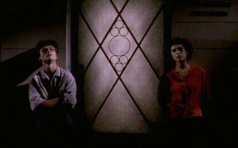 comalalaland's tweet photo. La dimensión arquitectónica de la intimidad en el cine de Chantal Akerman es económica y sublime, medida y expresiva. En Nuit et jour (1991) los amantes Julie y Jack, que se mudan a un departamento en París, hacen el amor todo el tiempo, leen, discuten; siempre de día, porque él trabaja como taxista de noche.

Las imágenes narran su compenetración total, sobre todo en la cama –a Akerman le gustaba mucho filmar escenas en la cama desde su filme seminal La chambre (1972)–, que evoluciona hasta la inevitable separación. 

Previo a la ruptura, Julie y Jack rompen un muro para ampliar el departamento, pero ya es demasiado tarde. Hay un tercero (Joseph), compañero de Jack, que acompaña a Julie durante sus paseos nocturnos por la ciudad. Los hombres la reclaman como suya, pero Julie pronto toma una decisión, es un gesto simple, casi mínimo y al mismo tiempo definitivo: la libertad. La libertad de un cuarto, la libertad de la calle.