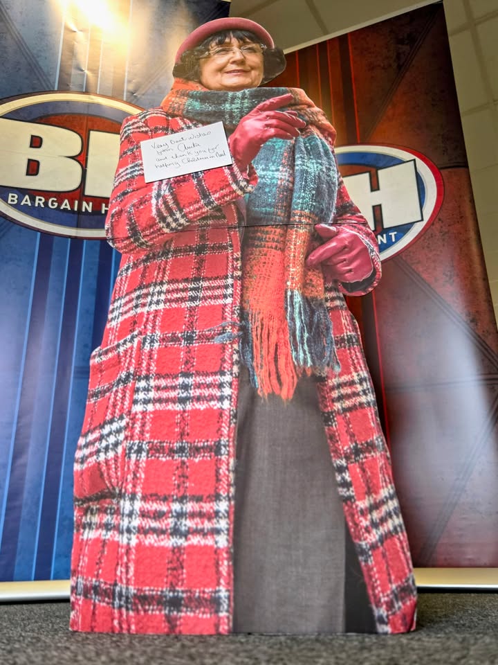BBCBargainHunt's tweet photo. 🔨 Bid on exclusive BH goodies and experiences in our @BBCCiN auction this Saturday:
🔴🔵 Signed red and blue BH jackets (large)
⭐ A life-size Anita Manning cardboard cutout with a signed message
🎁 A BH goodie bag
👉 Register to browse and bid now: https://t.co/B1fcy4HgxA ✨ https://t.co/9QthXYsxD8
