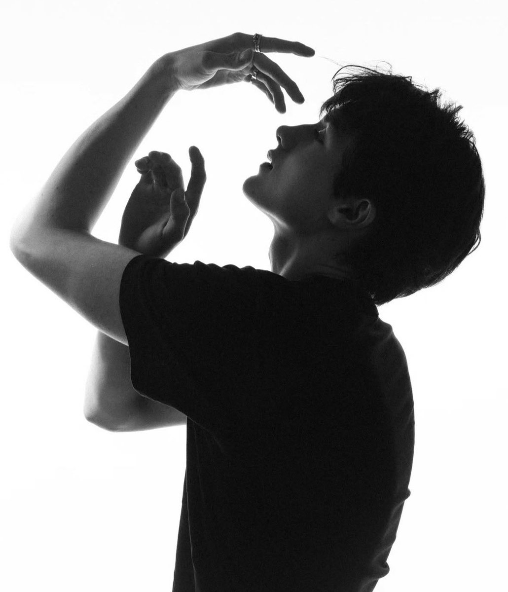 flxkiirinn's tweet photo. exposure 📸💡

will’s art project is due in three days and he still doesn’t have the portraits he needs, so he does the only thing he can think of: ask his roommate mike, a literature major with zero photography experience, to help him out.
#byler https://t.co/0TId2EVhQT
