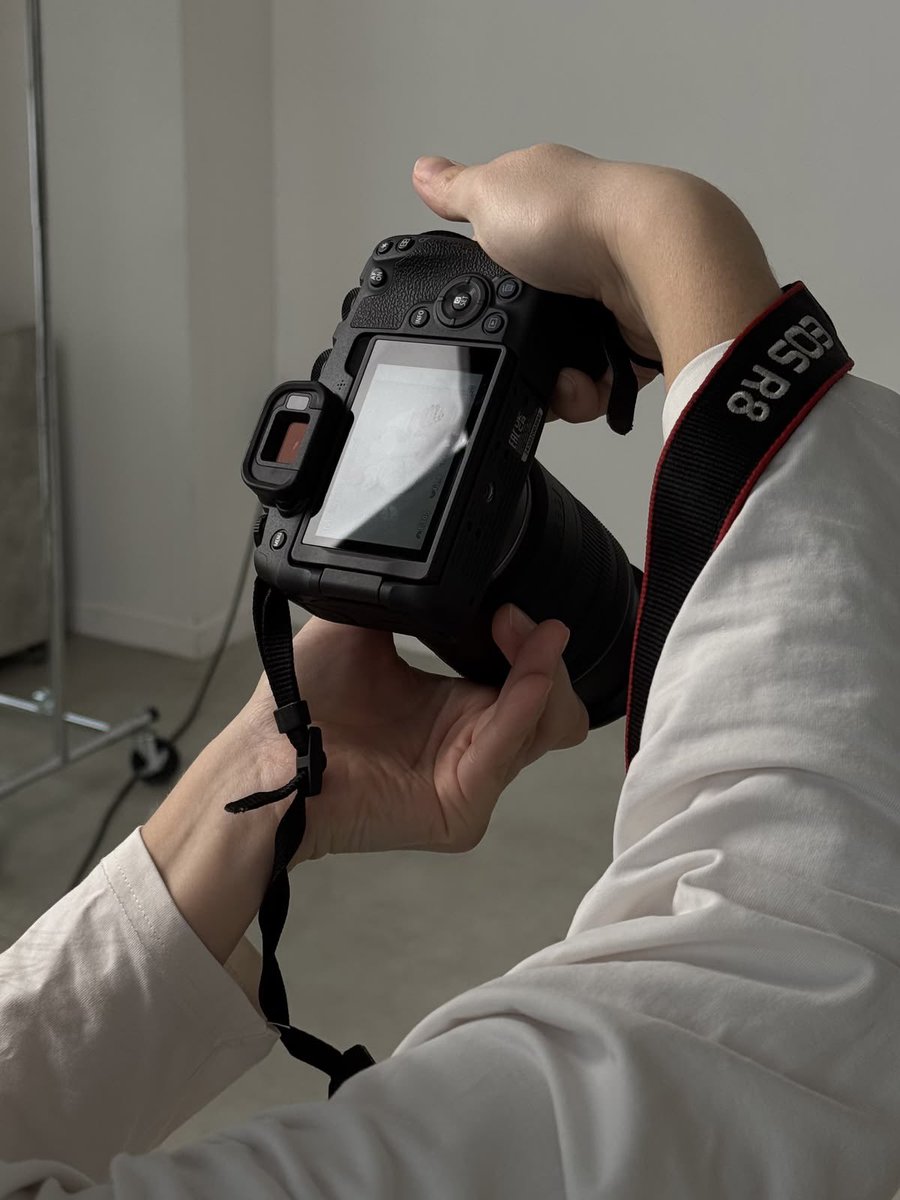 flxkiirinn's tweet photo. exposure 📸💡

will’s art project is due in three days and he still doesn’t have the portraits he needs, so he does the only thing he can think of: ask his roommate mike, a literature major with zero photography experience, to help him out.
#byler https://t.co/0TId2EVhQT