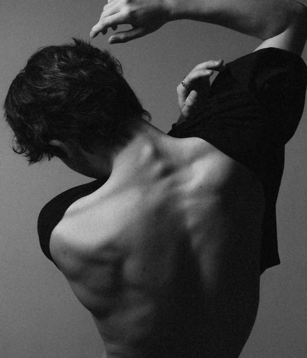 flxkiirinn's tweet photo. exposure 📸💡

will’s art project is due in three days and he still doesn’t have the portraits he needs, so he does the only thing he can think of: ask his roommate mike, a literature major with zero photography experience, to help him out.
#byler https://t.co/0TId2EVhQT