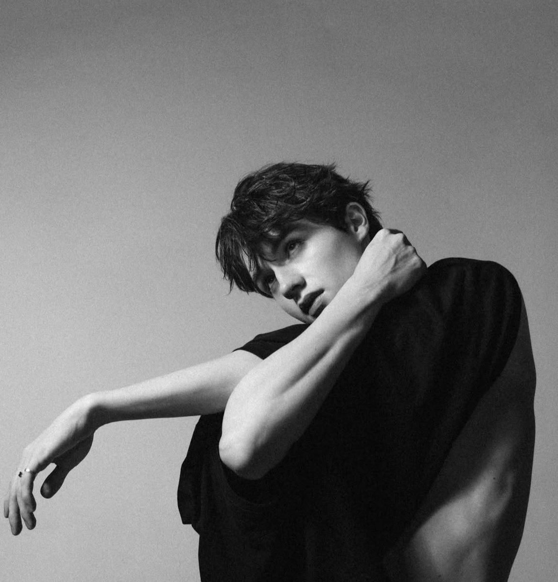 flxkiirinn's tweet photo. exposure 📸💡

will’s art project is due in three days and he still doesn’t have the portraits he needs, so he does the only thing he can think of: ask his roommate mike, a literature major with zero photography experience, to help him out.
#byler https://t.co/0TId2EVhQT