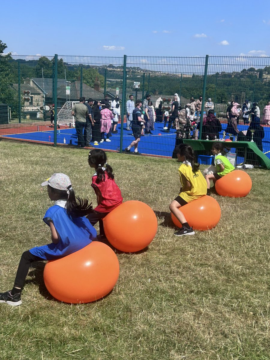 carltonj_i's tweet photo. 🏅Year 1 Sports Day was a fantastic success! 🎉 The children showed great enthusiasm, determination, and teamwork 🤝 as they took part in all the exciting races and activities. #Sportsmanship #HealthyActive #FunInTheSun https://t.co/bDeidk03qN