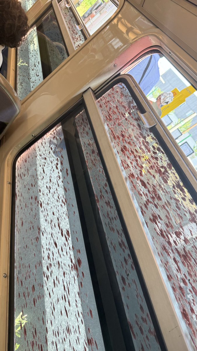 ValeryDechamps's tweet photo. #rerc @RERC_SNCF j’en ai marre de ce monde d’abrutis ! Quelqu’un juste avant Arpajon à lancer un pot de peinture sur le rer. J’en ai sur le polo… d’autres usagers en ont partout… https://t.co/pyAHnXEM5R