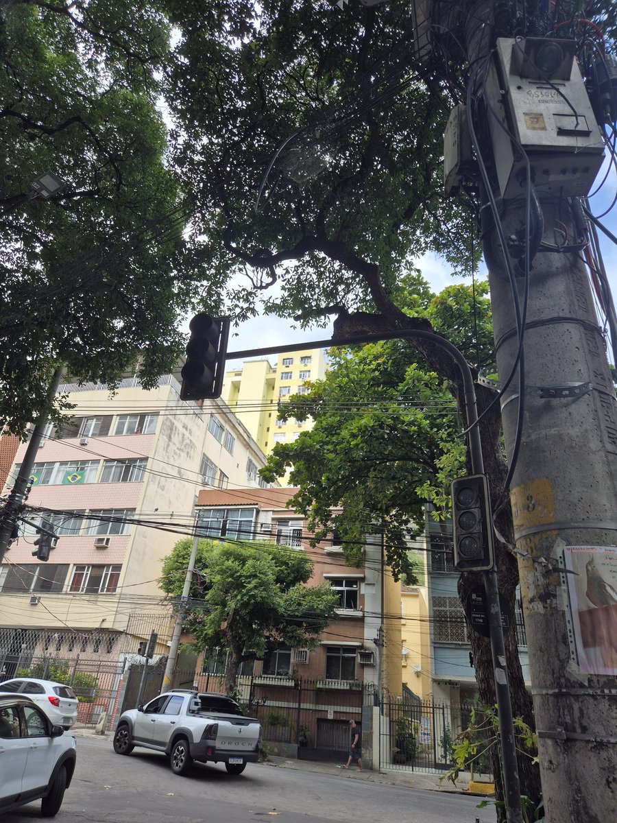 Fernandafpds's tweet photo. @subgtj_rio Semáforo da Rua Araujo Pena esquina com Rua Barão de Itapagipe esta sem funcionar a mais de uma semana. Vejo muitos carros avançando se verificar se realmente nao esta vindo carro. Aguardo um retorno. https://t.co/uA4CS5L1bL