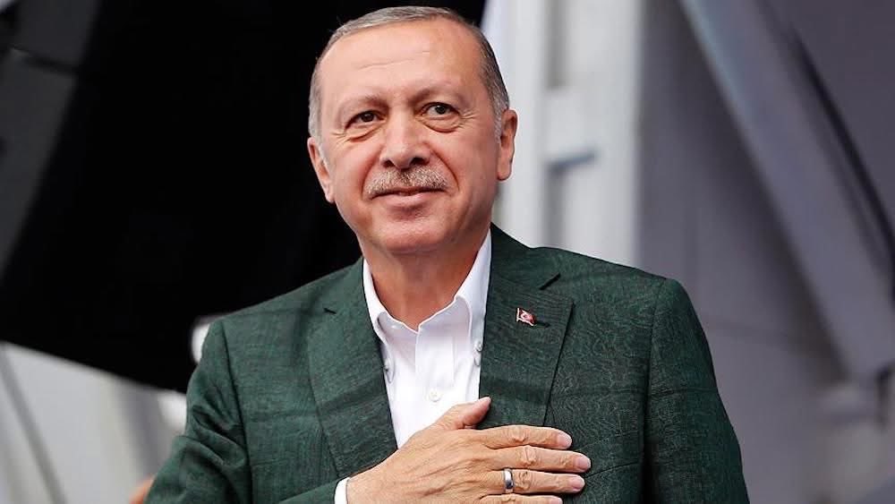 akmuratyildirim's tweet photo. VAR OLASIN REİS

İki günde 32 ülkenin liderlerini Külliyede ağırladığın için,
Hayal edilemeyenleri gerçekleştirdiğin için,
Türkiye’nin köklü bir devlet geleneğine sahip olduğunu gösterdiğin için,
Ülke liderlerini Yeniçeriler ve Mehteran ile karşıladığın için,
Savunma sanayimizi güçlendirip tüm dünyaya Türk’ün gücünü gösterdiğin için,
Dünya tarihinde eşi benzeri görülmemiş bir organizasyon yaptığın için,
Külliye’de üç bin basın mensubuna Türk misafirperverliğini benzersiz bir tat ve zarafetle hissettirdiğin için,
Madrid’de, Lahey’de yapılan NATO toplantılarında, sandviçlere 20 euro veren basın mensuplarına ücretsiz kurduğun sofra için,
Türk misafirperverliğinin ilk durağı olan Ankara Havalimanı’ndaki karşılama organizasyonunu hayata geçirdiğin için,
Türk Yıldızları’nın gökyüzüne çizdiği izlerle dünyaya “Biz buradayız.” dediğin için,
NATO toplantılarına başörtüsü nedeniyle alınmayan Sayın Hanımefendi’yi bugün dünya liderlerini karşılayan protokolde en ön safa taşıyarak değişimin mümkün olduğunu gösterdiğin için,
Sekiz yıl önce Hollanda’ya alınmayan Aile Bakanımızı, bugün LGBT yanlısı olan Hollanda Başbakanı’nı karşılayan protokolün başında konumlandırarak tavrını net bir şekilde ortaya koyduğun için,
İnancımızı, kültürümüzü yaptıklarınla tüm insanlığa haykırdığın için,
Aziz Milletin bir ferdi olarak göğsümüzü kabarttığın için,
Kurduğun sofrada Anadolu insanının misafirperverliğini gösterdiğin için,
Umudumuzu, ümidimizi yeşertip her daim diri tuttuğun için, 
Devletin devlet, Milletin millet, ezanın, dinin, bayrağımızın gönderde sembol olduğunu resmettiğin için,
15 Temmuz’da vatanı, milleti, devleti ve dini için canını feda eden şehitlerimizin aziz hatırasına yapılan anıtı tüm dünyaya gösterdiğin için,
Sana düşman olanlara karşı gösterdiğin duruş için,
Nezaketin, nezahatin ve zarafetin için,
Bu ülkenin evlatlarına bırakacağın/bıraktığın sayısız hizmet için,
Havalimanı, yollar, köprüler, barajlar ve savunma sanayisine yaptığın yatırımlar için,
Külliyeyi yapıp devletimizin büyüklüğünü gösterdiğin için,
Seni anlamayan, anlamak istemeyenlere karşı sabırla, gayretle, hamiyetle mücadelenden vazgeçmediğin için,
Köklerimizin göklerde ve gönderde olduğunu izlettiğin için,
Masada olduğumuzu, oyun kurduğumuzu, Türkiyesiz bir işin olmayacağını dünyaya hatırlattığın için,
Diplomasinin ne olduğunu bu millete hatırlattığın için,
Türkiye’nin uluslararası arenada söz sahibi olduğunu, tarihi mirasını hafızalarda canlandırdığın için,
Algılarla yönetilen dünyada gerçek olanları dünyanın gözü önüne serdiğin için,
Devlet saygınlığımızı tüm dünyaya gösterdiğin için,
Bu ülkenin izzetini ve harim-i ismetini ayağa kaldırdığın için,
Bu ülkeye verdiğin ömrün, sıhhatin ve akıttığın her bir ter için,
“Heykeli dikilecek adamsın” diyenlere, “Bu işlere biz bakmıyoruz, eserlerimizin heykelini yapıyoruz” dediğin için,
İmanının gereğini yaptığın, duruşun ve tavrınla insanlığını, yaptıklarınla emeklerini, sözünle cesaretini, sabırla bekleyişini, ilmek ilmek ördüğün her bir güzelliğin, umudun, ümidin ve yürüdüğün yol için,
Bu aziz milleti tekrar ayağa kaldırmak, özünü hatırlatmak ve tarihte nasıl bir millet olduğunu göstermek adına 32 Devlet Başkanını Külliyede misafir ettiğin için,
İnsanımızın göğsünü kabarttığın, başını dik tuttuğun için,
Sabrın, emeğin, gayretin, mücadelen, azmin, sıhhatin ve her bir mücadelen için,
İyi ki varsın,
İyi ki kaderimizde seninle yol yürümek var,
Ne mutlu bizlere ve aziz milletimize,
Yaptığın her şey için bu aziz millet sana minnettar.
Reis; var olasın…

Hüseyin Kader
08 07 2026