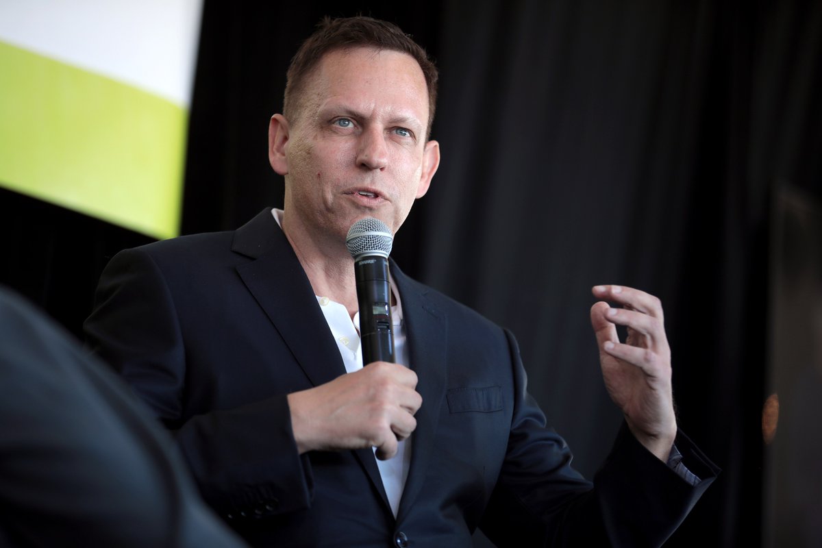 KlubJagiellonsk's tweet photo. PETER THIEL I RELIGIA NOWEGO CEZARA

💎W epoce mediów społecznościowych konsumpcjonistyczny kult jednostki stał się bardziej zdecentralizowany i interaktywny. Zarazem zjawiska mimetyczne uprościły się. Według Girarda w świecie nowożytnym „[l]udzie należący do najniższych warstw społecznych pragną tego, co mają ludzie z warstw najwyższych”.

💎Kiedyś, będąc chłopami, prawdopodobnie nie naśladowalibyśmy królów i książąt, ale dziś punktem odniesienia są dla nas celebryci, politycy, gwiazdy filmu, muzyki i dziennikarstwa, dawni bywalcy wyspy Jeffreya Epsteina. Wartość tych ludzi – jak i każdego z nas – ocenia się po liczbie followersów.

💎„Naśladuj mnie!”, „podziwiaj mnie”, „upodobnij się do mnie” – wołają obrazy z każdej reklamy i każdej rolki w mediach społecznościowych. „Idolizacja” przenika do świata polityki. Już kilkanaście lat temu uwielbienie wobec Baracka Obamy zakrawało na kult jednostki. Dziś Trump pragnie tak samo jak Obama otrzymać Nagrodę Nobla, która niekiedy staje się symbolem mimetyzmu.

💎Odpowiedzią na upadek autorytetów nie powinien być jednak postulowany przez Thiela „cezaryzm”. Jak już wspomniałem, według Girarda to Chrystus poprzez swoją niewinną śmierć pokonał przemoc i zachęcał ludzi, by naśladowali jego samego, tym samym wyrwali się z rywalizacji mimetycznej. Również w tym punkcie widzimy, jak Thiel, powołując się na Girarda, naprawdę go zniekształca, gdyż jego teoria polityczna polega na budowie nowego pseudochrześcijańskiego porządku mimetycznego.

💎Jak mówił Girard w jednej z ostatnich książek, „niektórzy mają szczęście posiadać dobre wzorce i wiedzę dotyczącą możliwości wycofania się i zdobycia dystansu. Inni nie mają tego szczęścia i posiadają złe wzorce. Decyzja nie należy do nas: za nas decydują owe wzorce. Można zostać zgubionym przez swój wzorzec […]”.

💎Pozwolę sobie na spekulację nawiązującą do teorii Girarda. W historii wyobraźni Zachodu istnieje obok Chrystusa jeszcze jeden kozioł ofiarny o niezwykłym mimetycznym oddziaływaniu – Juliusz Cezar. Wybitny strateg, pisarz, kochanek, polityk, któremu przypisywano nadzwyczajną siłę woli. Zamordowany przez senatorów, a potem uznany za boga.

💎Jego imię stało się oficjalnym tytułem władców Rzymu, symbolem przejścia od „chorej” republiki do potęgi pryncypatu. Cezar fascynował Machiavellego, Hegla, Nietzsche nazywał przyszłego nadczłowieka „Cezarem z duszą Chrystusa”.

💎W sferze symbolicznej Cezar jest alternatywnym Chrystusem – antychrystem – reprezentującym ziemską władzę i chwałę, które trwają i reprodukują się pomimo jego śmierci. Kult nowego Cezara oznaczałby nadejście girardowskiego państwa przemocy powielającego „szatański” mimetyzm.

💎Jeśli porządek liberalny przetrwa, to jakie wzorce osobowe będą w nim obowiązywać? A jeśli zostanie zastąpiony przez inny porządek, to czy nowe wzorce nie okażą się jeszcze gorsze od starych? Dlaczego w ogóle fascynują nas „wielkie jednostki”? Dlaczego pragniemy podziwiać i ubóstwiać? Sądzę, że odruch ten – jak i nasz stosunek do influenserów – należy poddać zdecydowanej krytyce.

💎Wierzę, że moglibyśmy wykształcić liderów, także w obszarze technologii, których szanowalibyśmy, a nawet uznawalibyśmy za pozytywne wzorce osobowe, bez śladu kultu jednostki. Wymagałoby to przemian w edukacji, budowaniu instytucji i podejściu do wspólnoty.

💎To właśnie dobro wspólne, a nie mitologię indywidualnego sukcesu, powinni szanować mężowie stanu chcący przekroczyć zarówno niedostatki liberalizmu, jak i ideologie „wywrócenia” politycznego stolika. Niestety mimetyzm – przejawiający się w konsumpcjonizmie i polaryzacji politycznej – osiągnął w dzisiejszym społeczeństwie takie stadium, że reformy tego rodzaju są już zapewne niemożliwe. Być może powinniśmy liczyć na to, że rewolucjoniści będą „częścią tej siły, która wiecznie zła pragnąc, wiecznie czyni dobro”.

👉Przemysław Batorski przygląda się sylwetce i myśli twórcy Palantira -> https://t.co/BietGNI6WI