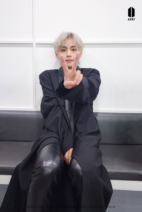 thvgaggedme's tweet photo. taehyung im gonna need you to dye ur hair silver next please. https://t.co/nslK2qzG9X