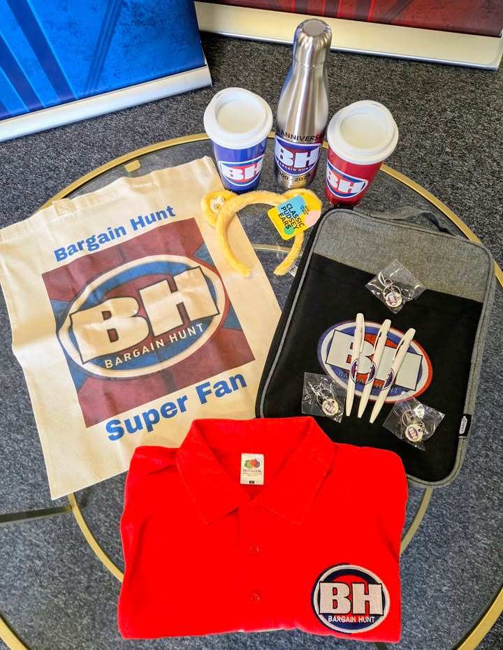 BBCBargainHunt's tweet photo. 🔨 Bid on exclusive BH goodies and experiences in our @BBCCiN auction this Saturday:
🔴🔵 Signed red and blue BH jackets (large)
⭐ A life-size Anita Manning cardboard cutout with a signed message
🎁 A BH goodie bag
👉 Register to browse and bid now: https://t.co/B1fcy4HgxA ✨ https://t.co/9QthXYsxD8