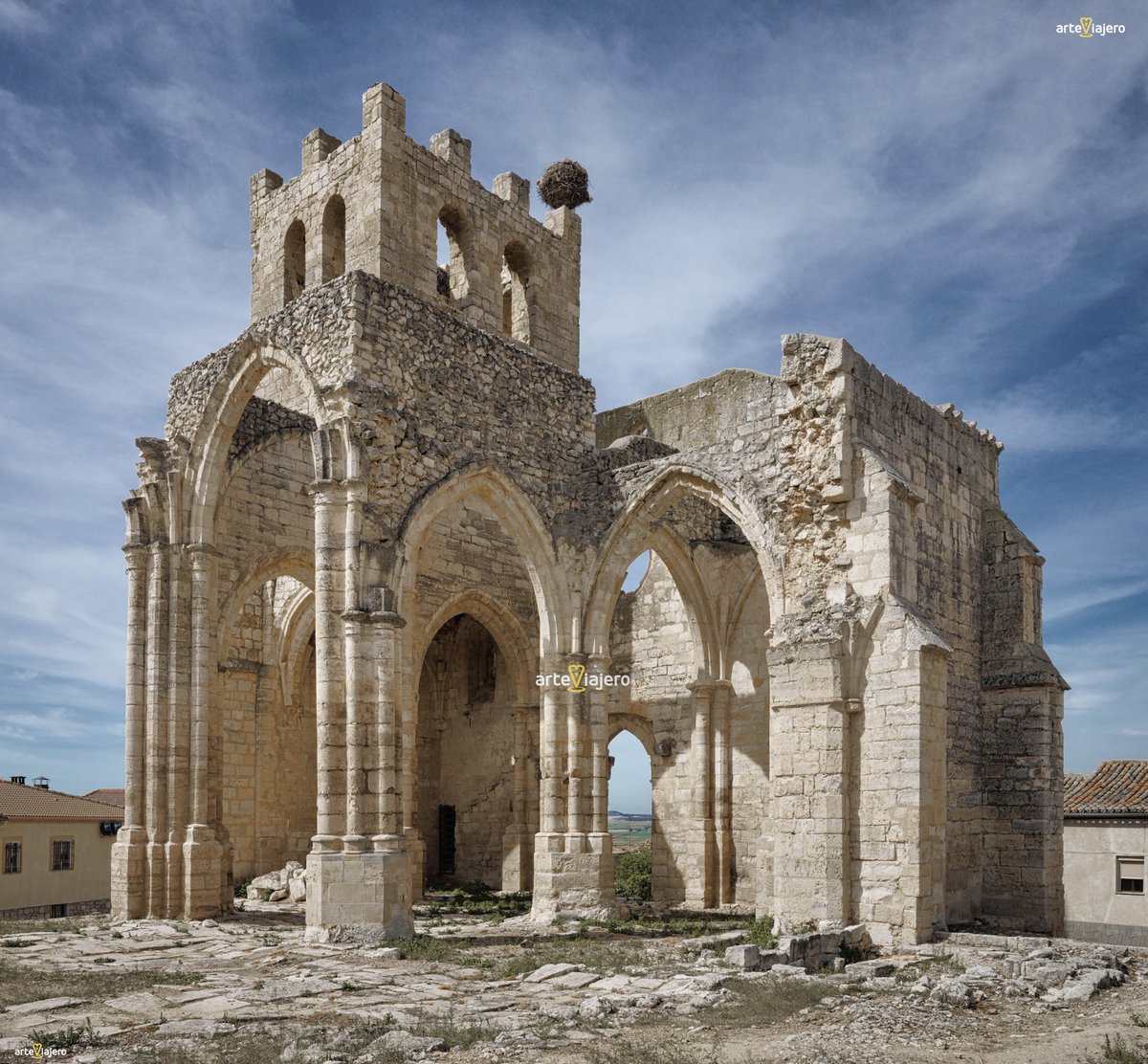 arteviajero_com's tweet photo. Las  impresionantes ruinas góticas de la iglesia fortificada de Santa Eulalia de Palenzuela, una de las imágenes más icónicas y evocadoras que encontramos en la Comarca del Cerrato (Palencia).
⬇️⬇️⬇️
https://t.co/HSTUdBHWuV
#FelizMiercoles #photography https://t.co/AWFvZyZQEl