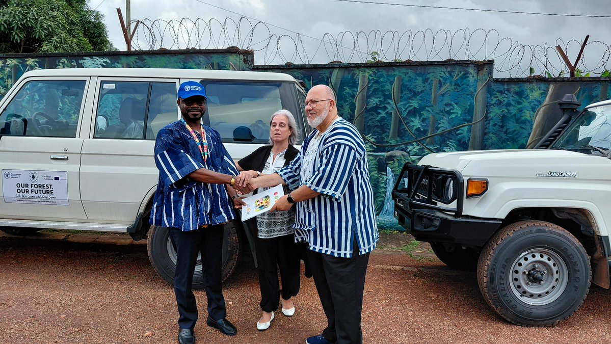 FAOLiberia's tweet photo. #FAO, with funding from the #EU, donated two Toyota Land Cruiser High Top 76 vehicles to the #FDA of Liberia under the project "#Our_Forest, #Our_Future: Leh Use Some and Keep Some – Improving Forest Governance and Sustainability in Liberia."
#OurForestOurFuture #European_Union https://t.co/WbLmQy56MQ