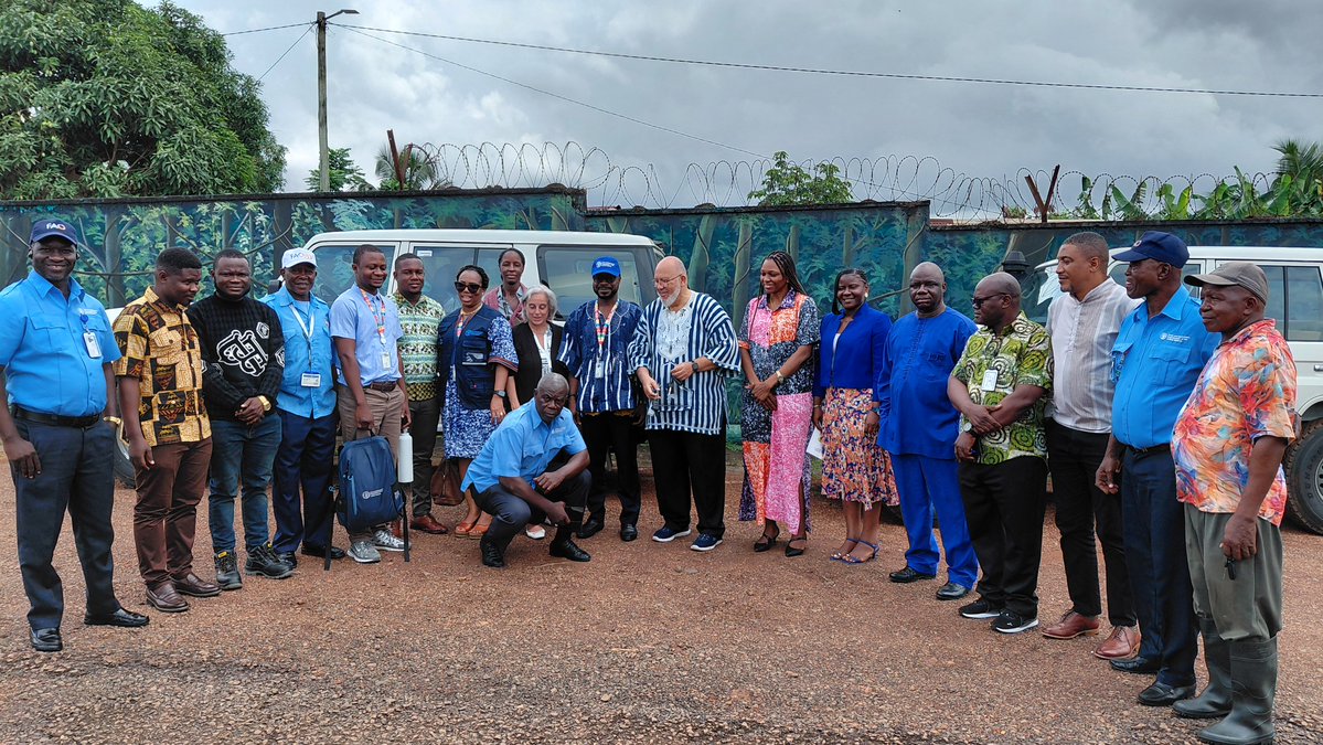 FAOLiberia's tweet photo. #FAO, with funding from the #EU, donated two Toyota Land Cruiser High Top 76 vehicles to the #FDA of Liberia under the project "#Our_Forest, #Our_Future: Leh Use Some and Keep Some – Improving Forest Governance and Sustainability in Liberia."
#OurForestOurFuture #European_Union https://t.co/WbLmQy56MQ