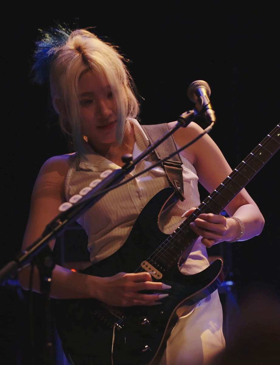 Rolling_Quartz's tweet photo. Rolling Quartz 롤링쿼츠 3rd EU Tour Episode 5 https://t.co/4TuaoqbUrj @ Cafe De La Danse, Paris, France  / April 17th 2026 

We were so happy to meet our Paris, France Diadem. Au revoir. mes Diadems! 고맙습니다. 프랑스 다이아뎀 여러분들 또 만나요 ^^ https://t.co/40ShasLNfd