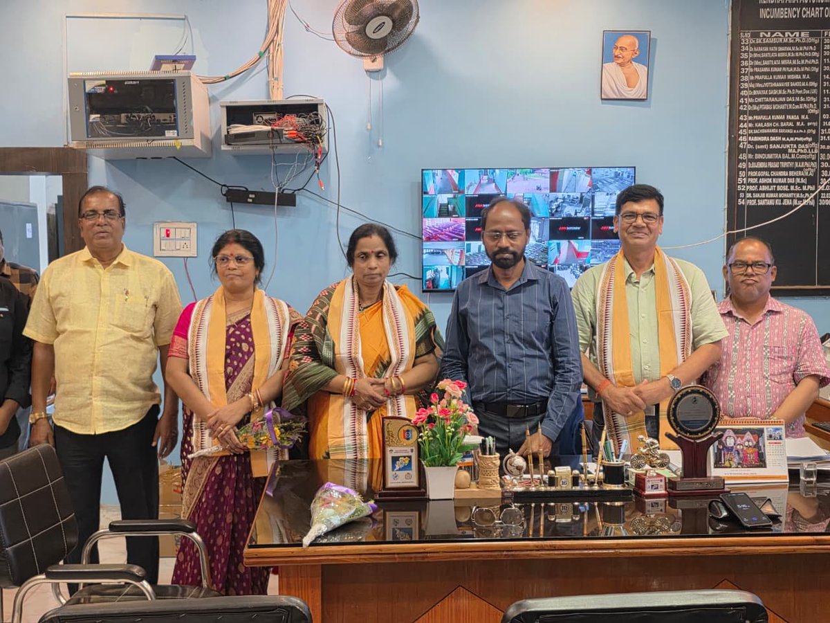 Kdp_Auto_Clg's tweet photo. The Staff Association of Kendrapara Autonomous College organized a heartfelt farewell programme to honor four distinguished Readers from the Departments of Physics, Education, and Statistics on the occasion of their retirement . https://t.co/dfxdtym11I