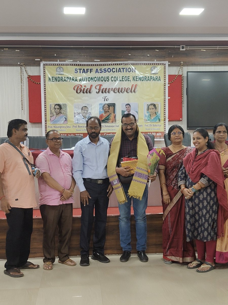 Kdp_Auto_Clg's tweet photo. The Staff Association of Kendrapara Autonomous College organized a heartfelt farewell programme to honor four distinguished Readers from the Departments of Physics, Education, and Statistics on the occasion of their retirement . https://t.co/dfxdtym11I