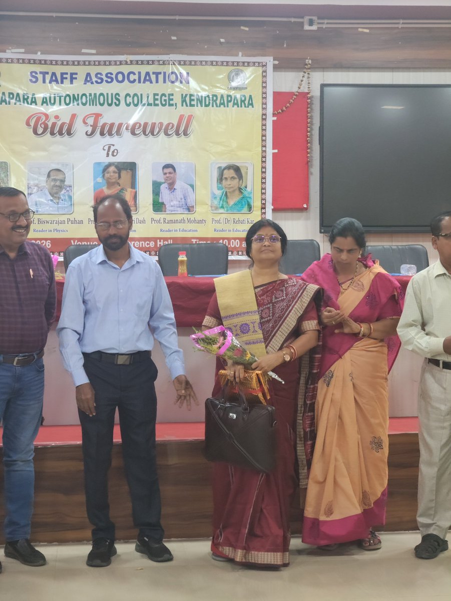 Kdp_Auto_Clg's tweet photo. The Staff Association of Kendrapara Autonomous College organized a heartfelt farewell programme to honor four distinguished Readers from the Departments of Physics, Education, and Statistics on the occasion of their retirement . https://t.co/dfxdtym11I