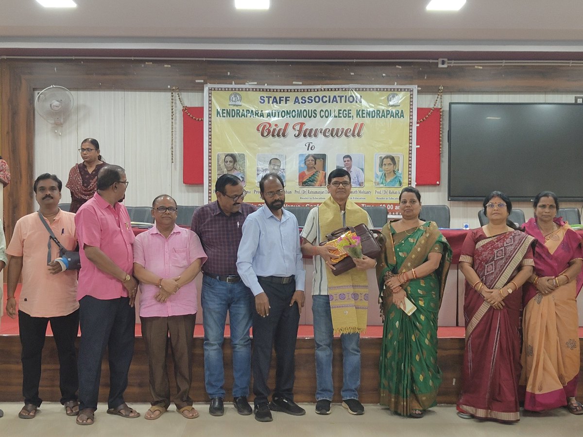 Kdp_Auto_Clg's tweet photo. The Staff Association of Kendrapara Autonomous College organized a heartfelt farewell programme to honor four distinguished Readers from the Departments of Physics, Education, and Statistics on the occasion of their retirement . https://t.co/dfxdtym11I