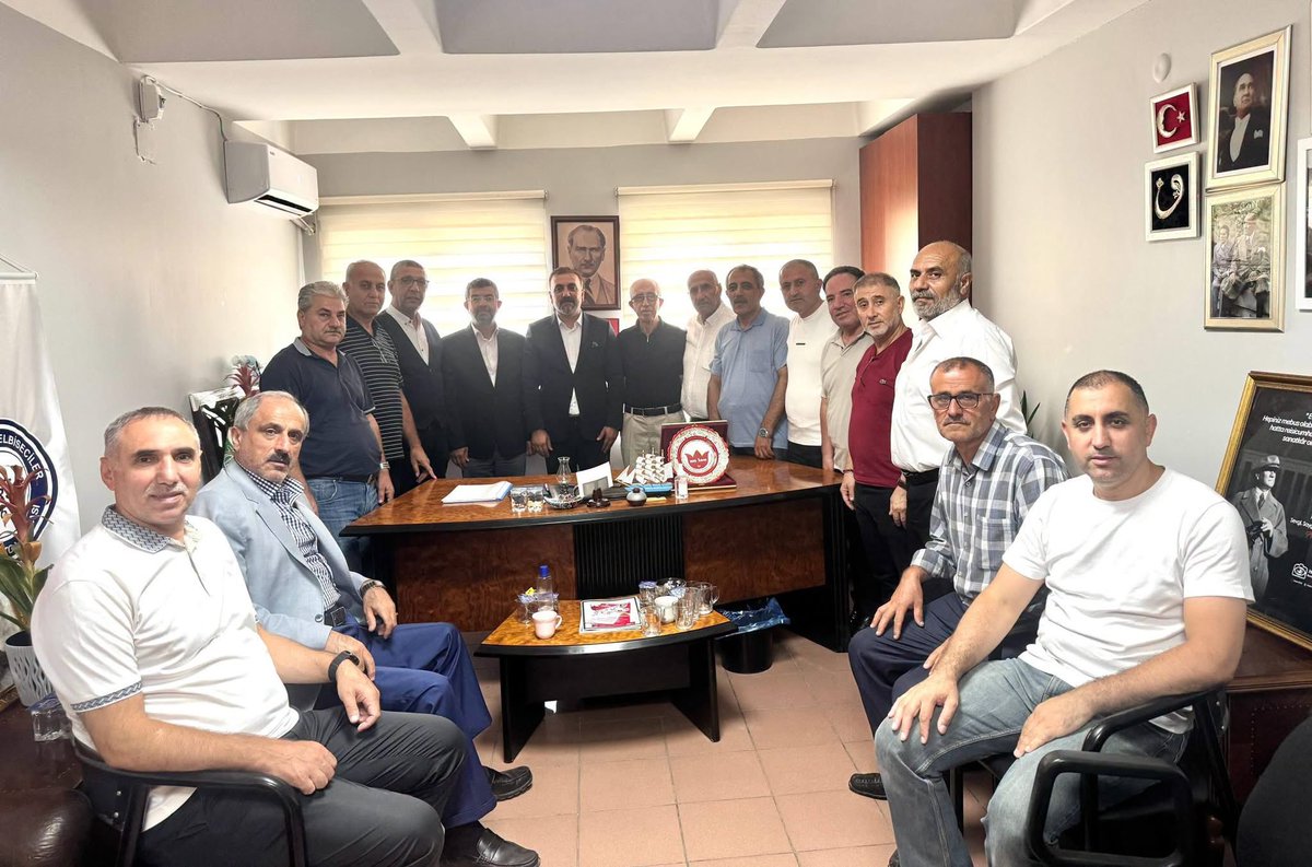 MusilderBursa's tweet photo. Bursa Hazır Giyimciler Odası Başkanı seçilen Bursa Muş - İlder Yönetim Kurulu Üyemiz Sayın Vural Akçil'e hayırlı olsun ziyaretinde bulunduk.
Bursa'mızın önemli Esnaf Odalarından olan Hazır Giyimciler Odasının ve sektörün beklenti ve sorunları üzerine hasbihalde bulunduk. https://t.co/S5NoQfL1bR