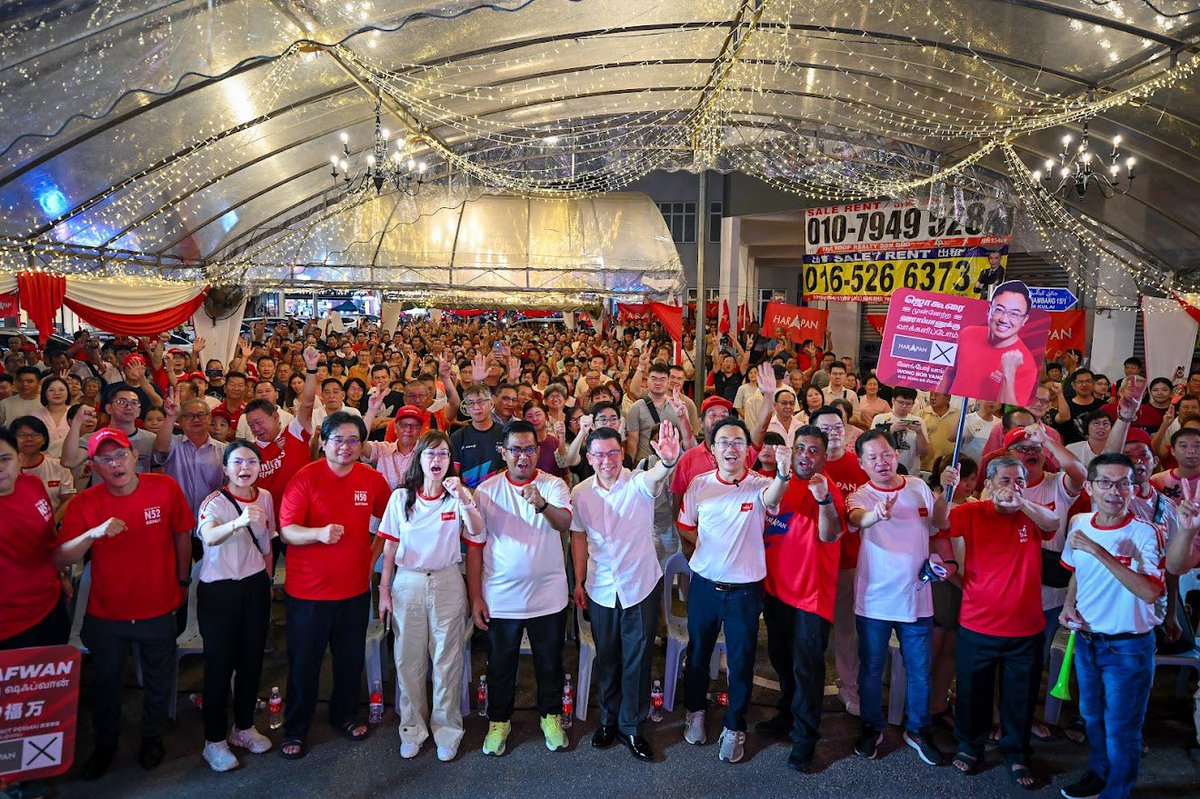 NgaKorMing's tweet photo. Gelombang merah bermula di Johor!

Ribuan rakyat Johor membanjiri ceramah Harapan. 

Negara ini memerlukan politik baru berbilang kaum yg progressif &amp; sedang dibawa oleh Harapan. 

Tinggalkan parti tunggang ugama. 

Tolak parti perkauman yg lapuk.

Johor ke depan, undi Harapan! https://t.co/HKYV1iDuvr