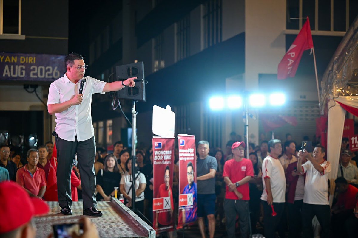 NgaKorMing's tweet photo. Gelombang merah bermula di Johor!

Ribuan rakyat Johor membanjiri ceramah Harapan. 

Negara ini memerlukan politik baru berbilang kaum yg progressif &amp; sedang dibawa oleh Harapan. 

Tinggalkan parti tunggang ugama. 

Tolak parti perkauman yg lapuk.

Johor ke depan, undi Harapan! https://t.co/HKYV1iDuvr