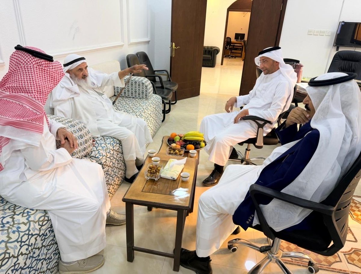 jomanalkarat's tweet photo. في زيارةٍ للشيخ محمد بن عبدالله غنام، نائب رئيس مجلس إدارة جمعية الدعوة والإرشاد وتوعية الجاليات بمنطقة الباحة، استعرض جانبًا من ذكرياته الوطنية والتاريخية، متحدثًا عن الدور العظيم الذي قام به مؤسس البلاد، الملك عبدالعزيز بن عبدالرحمن آل سعود، رحم�� الله، في توحيد المملكة وإرساء دعائم الأمن والاستقرار وتحقيق الرخاء.
وأوضح الشيخ غنام أنه شاهد الملك عبدالعزيز، رحمه الله، في مدينة الطائف خلال سبعينيات القرن الهجري، حيث كان يقيم الولائم المسائية للزائرين والأهالي، في صورة تجسد كرمه وقربه من أبناء شعبه.
كما استعاد الشيخ محمد غنام تفاصيل الزيارة التاريخية للملك سعود بن عبدالعزيز آل سعود "يرحمه الله "إلى منطقة الباحة عام 1374هـ، والتي قدم خلالها عبر بيشة وصولًا إلى بني كبير ثم سراة الباحة، حيث استقبله الأهالي بحفاوة كبيرة، وأقيمت الاحتفالات ترحيبًا بجلالته، كما شملت الزيارة توزيع الأعطيات والهدايا على المواطنين.
وأشار كذلك إلى زيارة الملك سعود للمدرسة السلفية في بلجرشي، حيث أشاد بجهود إدارتها ومديرها الشيخ علي بن جماح في العناية بالقرآن الكريم حفظًا وتلاوةً وترتيلًا، ووجّه باعتماد المدرسة وضمها إلى منظومة التعليم النظامي، في خطوة أسهمت في دعم الحركة التعليمية بالمنطقة.
وامتد حديث الشيخ غنام إلى جوانب تاريخية واجتماعية وثقافية، مؤكدًا ما يشهده وطننا الغالي من نهضة تنموية شاملة وتطور متواصل في مختلف المجالات، في ظل القيادة الرشيدة.
وضم وفد الزيارة الأستاذ عبدالناصر بن علي الكرت، نائب رئيس مجلس إدارة جمعية رغدان للتنمية والخدمات الاجتماعية، 
والمهندس الشريف عبدالعزيز بن عيد أبلج، 
ومحبكم جمعان الكرت.
ويُعد الشيخ محمد بن عبدالله غنام من أبرز رجالات التربية والتعليم في منطقة الباحة؛ إذ تولى إدارة ��لمعهد الثانوي، وتخرج على يديه عدد كبير من المعلمين، كما عمل مشرفًا للإدارة المدرسية، وشغل عددًا من المواقع القيادية في إدارة التعليم، وكان له إسهام بارز في خدمة التعليم وبناء الأجيال.
نسأل الله تعالى أن يمده بموفور الصحة والعافية، وأن يبارك في عمره، ويجزيه خير الجزاء على ما قدمه لوطنه ومجتمعه.