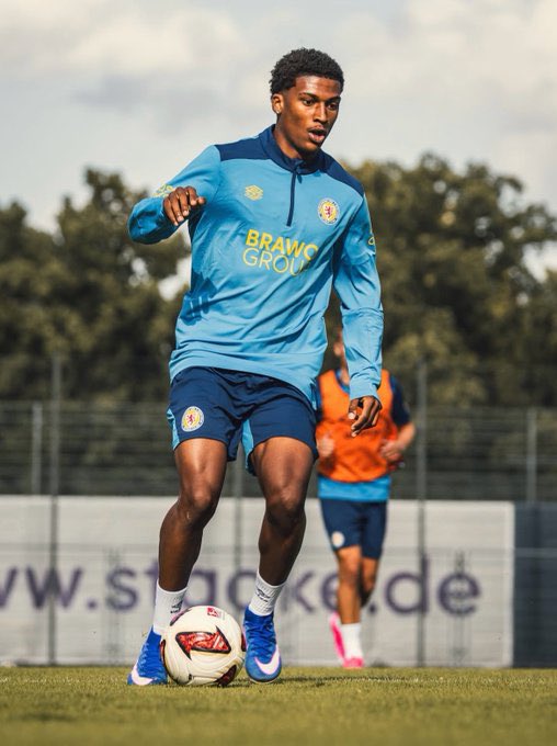 LEquipe237's tweet photo. 🔵 OFFICIEL | Arlet Junior Zé rejoint l’Allemagne ! 🇨🇲✍️🇩🇪 #lequipe237

Le jeune talent offensif Arlet Junior Zé, âgé de 20 ans, s’engage officiellement avec l’Eintracht Braunschweig, pensionnaire de 2. Bundesliga.

Le joueur d’origine camerounaise quitte le FC Bâle 1893 avec effet immédiat pour découvrir un nouveau championnat et poursuivre sa progression en Allemagne.

Actuellement en préparation estivale, Arlet Junior Zé travaille déjà à son intégration dans son nouvel environnement avec l’ambition de s’imposer rapidement sous ses nouvelles couleurs.

🇨🇲🦁 #Lequipe237
