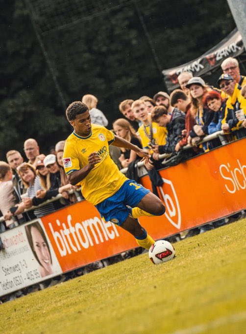 LEquipe237's tweet photo. 🔵 OFFICIEL | Arlet Junior Zé rejoint l’Allemagne ! 🇨🇲✍️🇩🇪 #lequipe237

Le jeune talent offensif Arlet Junior Zé, âgé de 20 ans, s’engage officiellement avec l’Eintracht Braunschweig, pensionnaire de 2. Bundesliga.

Le joueur d’origine camerounaise quitte le FC Bâle 1893 avec effet immédiat pour découvrir un nouveau championnat et poursuivre sa progression en Allemagne.

Actuellement en préparation estivale, Arlet Junior Zé travaille déjà à son intégration dans son nouvel environnement avec l’ambition de s’imposer rapidement sous ses nouvelles couleurs.

🇨🇲🦁 #Lequipe237