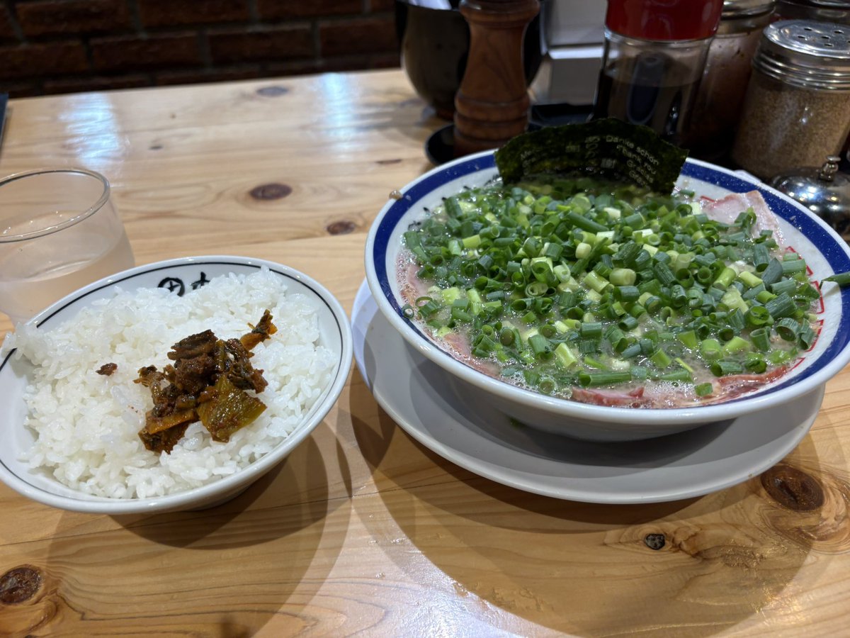 skrrkss's tweet photo. ラーメンドカ食い気絶 https://t.co/rL4AAQY5qL