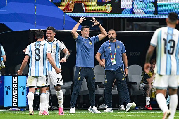 Maguiicielo's tweet photo. Scalo re metido en el partido y al lado le están chamuyando al nene 😂 https://t.co/qaRDnAwpWv