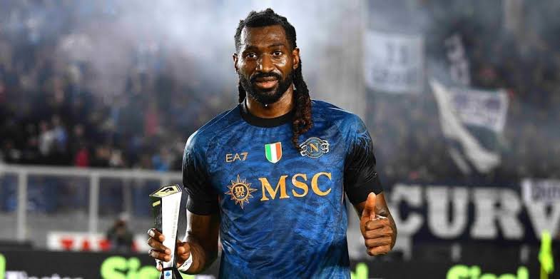 FonteNapoli's tweet photo. 🚨Occhio alla situazione #Anguissa.

Nonostante il forte interesse del #Galatasaray, il centrocampista camerunese potrebbe anche restare al #Napoli. Al momento, infatti, la sua permanenza non è affatto da escludere. https://t.co/oJHvCZ2xdI