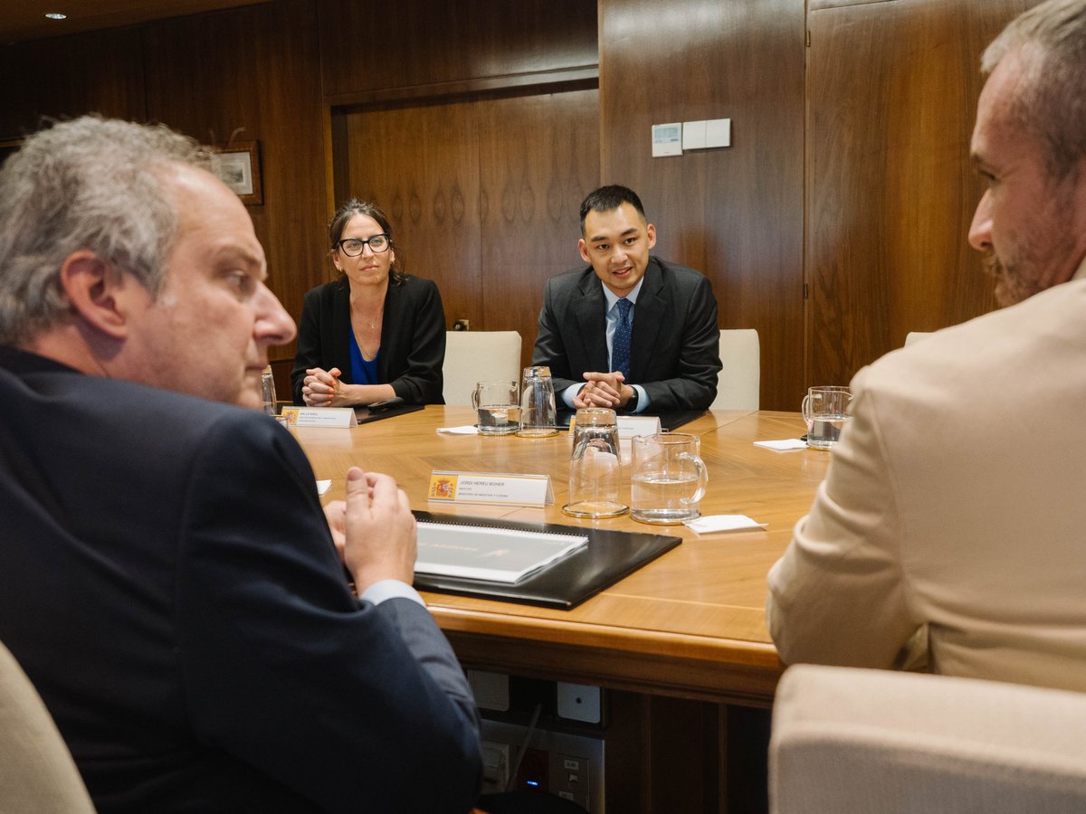 minturgob's tweet photo. El ministro @jordihereub se ha reunido con representantes de @SingaporeAir con motivo del 20.º aniversario de la ruta Barcelona-Singapur.

Una conexión que refuerza la conectividad internacional de España y contribuye al desarrollo turístico y económico. https://t.co/KfWFDpvJXU