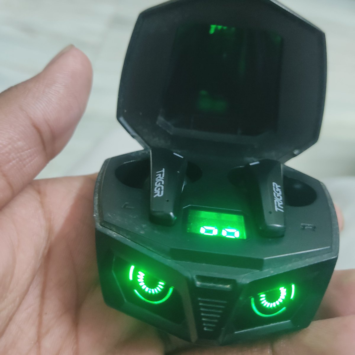 eshwar_stylish's tweet photo. Someone lost this earbuds in bus
From DSNR to SRPT bus 
They left at chityal my grandmother taken and came to home 

If not yours , RT this and let's find the person 
Will give back to them 🤝 https://t.co/nEFhPJuW4K