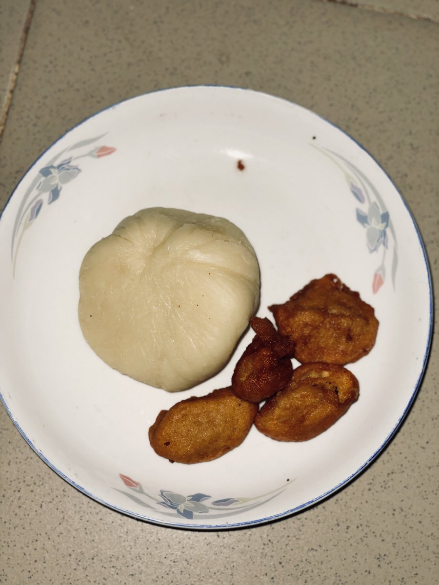 OneModupe's tweet photo. Apart from Fufu, what else can be used to eat Akara? Just curious https://t.co/Jh57lUgWmK